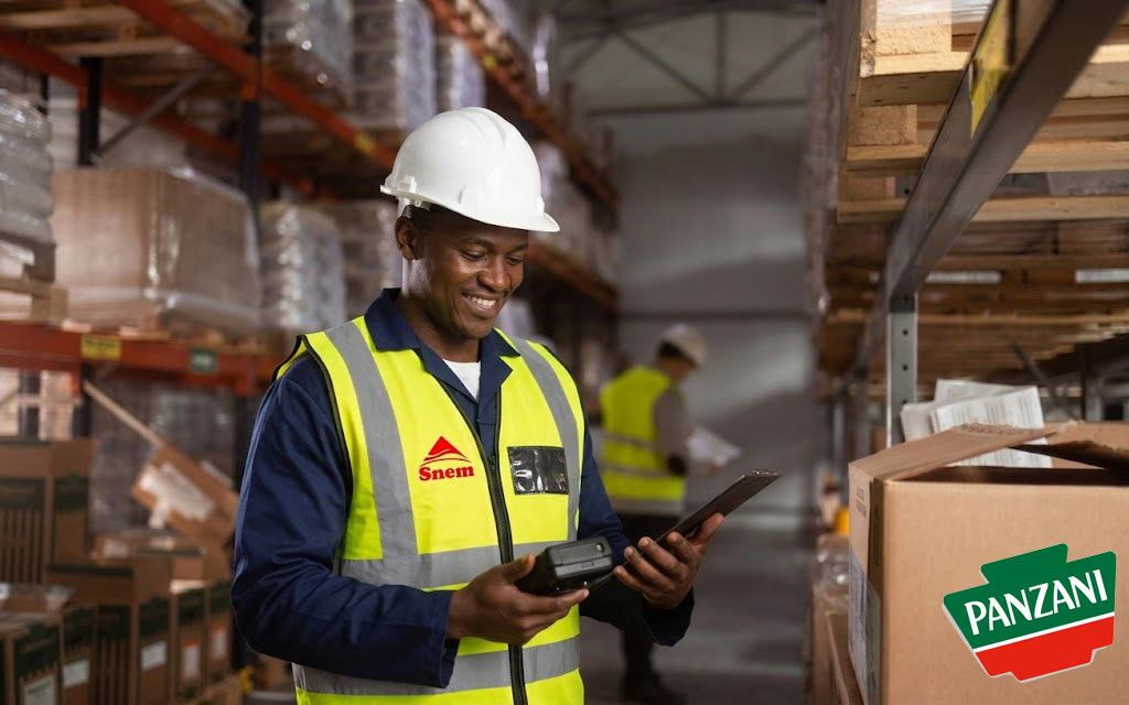 Entrepôt logistique moderne SNEM à Abidjan, stockage et préparation de commandes